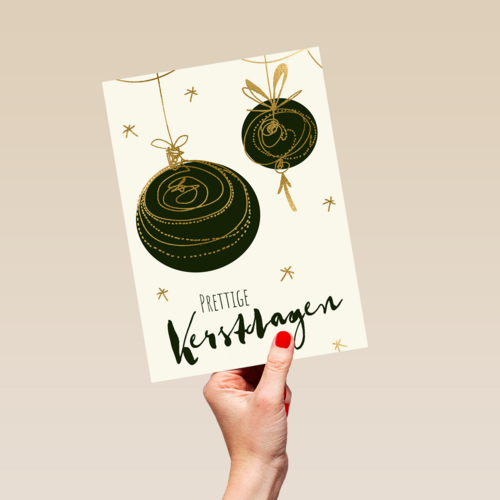 kerstballen met goud op gele achtergrond