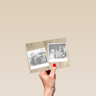 fotokaart liggend hout twee polaroid fotoos