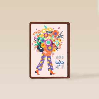 Een moeder met bloemen