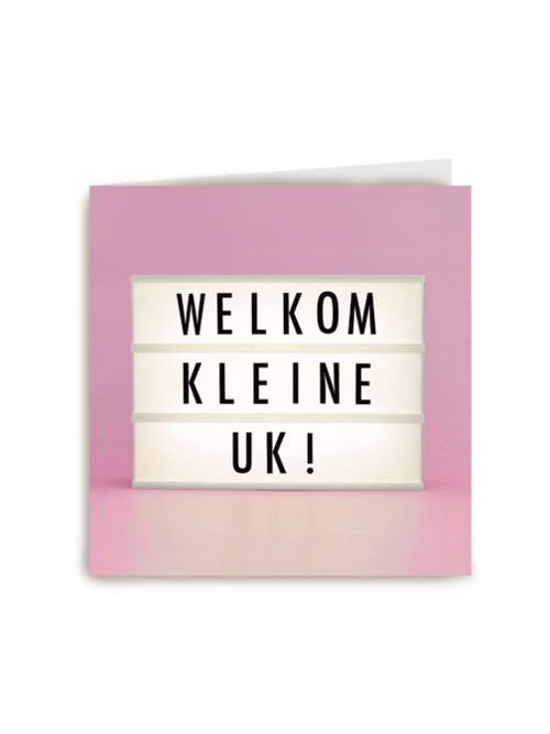 letterbord kaart met de tekst welkom kleine uk meisje