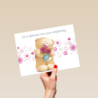 beer met vaas bloemen