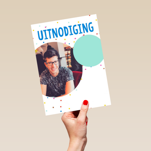een leuke foto uitnodiging met gekleurde confetti