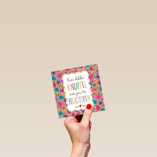 gefeliciteerd vrouw knuffel feliciteren dikke