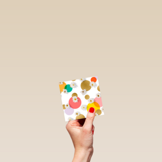 Blanco kaart bloemen en confetti