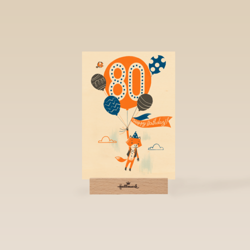 een vos met ballon om 80 jaar te vieren