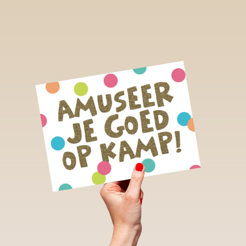 op kamp kaart met de tekst amuseer je goed op kamp