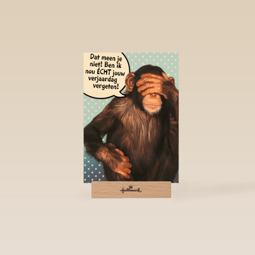 aap met hand voor zijn ogen