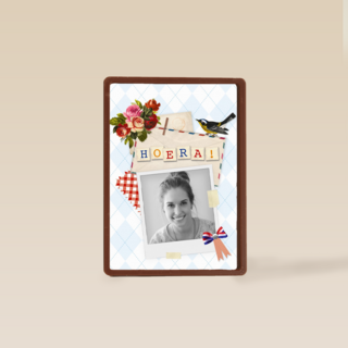 Hoera met een vogel en een vlag