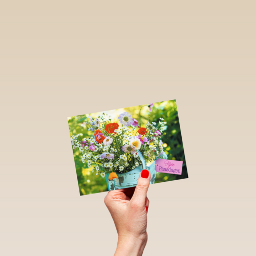 Bloemen in een gieter fijne paasdagen