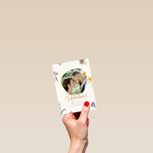 fotokaart voor pas getrouwd stel met bloemen