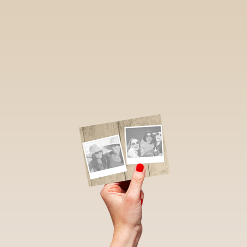 fotokaart liggend hout twee polaroid fotoos