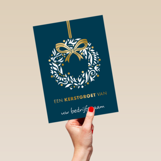 kerstkaart met krans op blauwe achtergrond