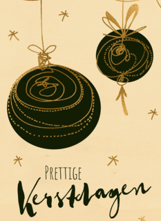 kerstballen met goud op gele achtergrond