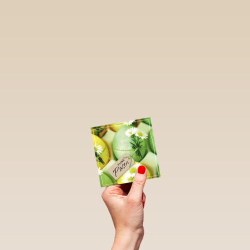 groene paaskaart met paaseieren en kleine witte bloemen fijne pasen