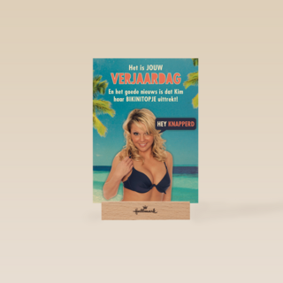 kim trekt haar bikinitopje uit