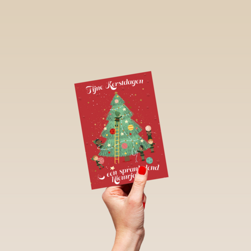 kerstboom wordt opgetuigd door elven