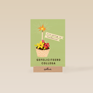een taartje met kaars en bloemen voor een collega
