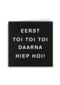 letterbord kaart met de tekst eerst toi toi toi daarna hiep hoi