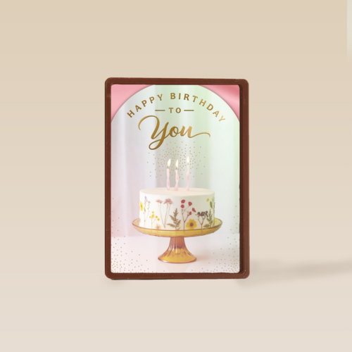 Taart met kaarsjes en happy birthday