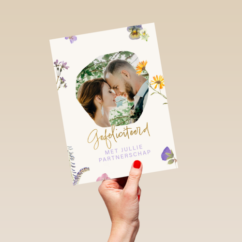 fotokaart voor pas getrouwd stel met bloemen