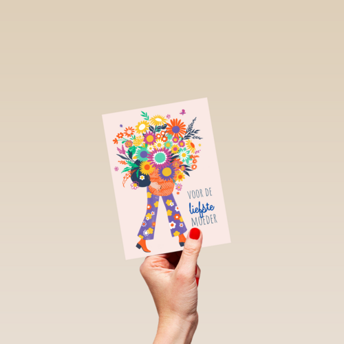 Een moeder met bloemen