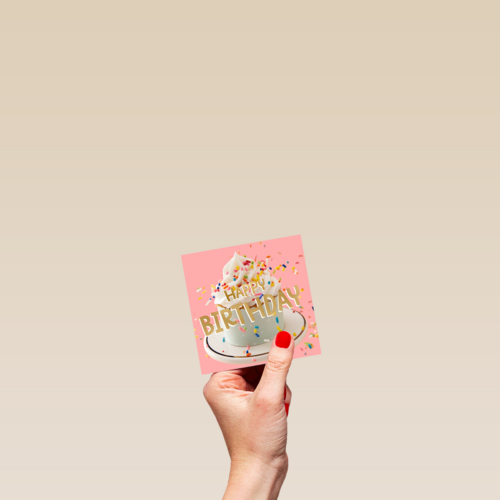 Een taart met confetti en Happy Birthday
