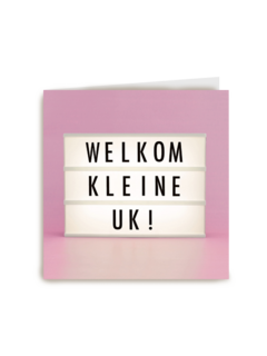 letterbord kaart met de tekst welkom kleine uk meisje