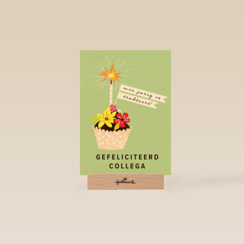 een taartje met kaars en bloemen voor een collega