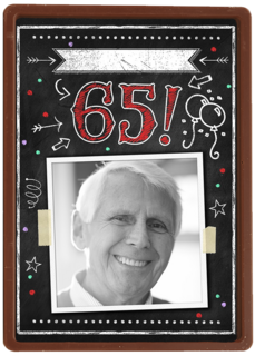 vijfenzestig jaar op krijtbord met slingers