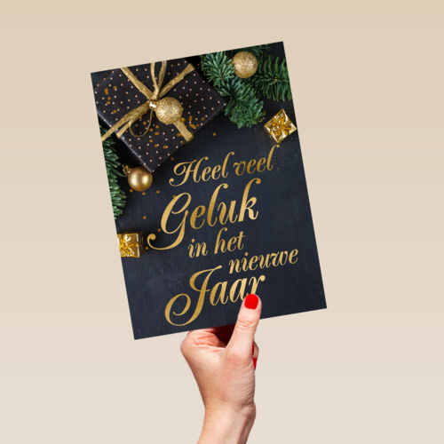 nieuwjaarskaart met gouden tekst en cadeaus