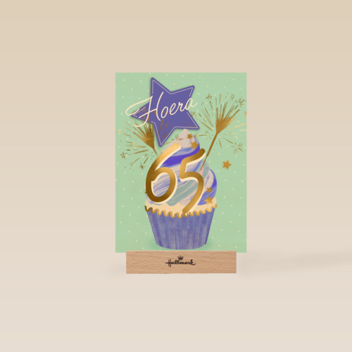 Hoera 65 jaar met cupcake