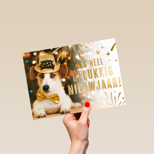 hond met strik en hoed bij kerstboom