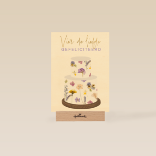 huwelijkskaart met grote taart en de tekst vier de liefde gefeliciteerd