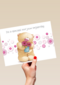 beer met vaas bloemen