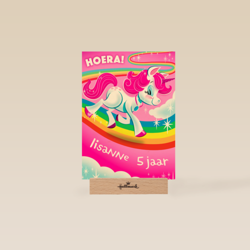 hoera een eenhoorn op een regenboog