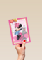 minnie mouse deelt cupcakes uit