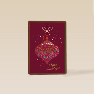 Stijlvolle kerstkaart kerstbal rood