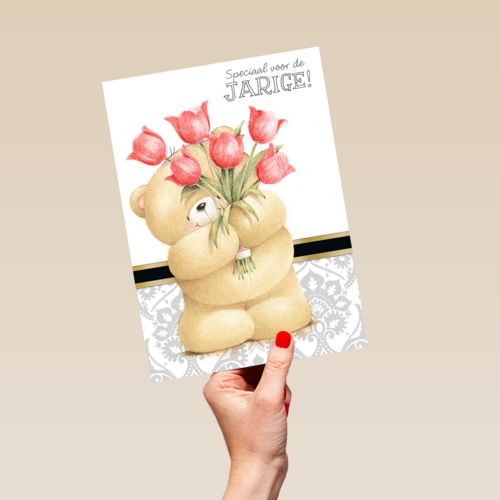 beer met boeket rode tulpen