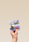 een vlinder bij bloemen