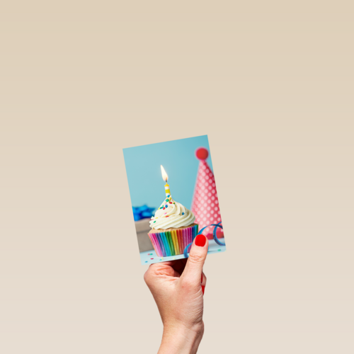 Ansichtkaart verjaardag cupcake met kaarsje