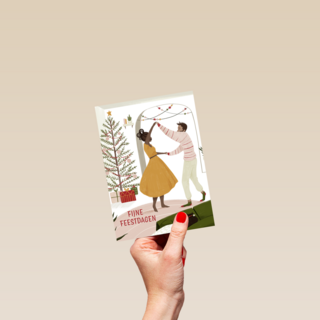 Kerstkaart dansen bij de kerstboom