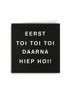 letterbord kaart met de tekst eerst toi toi toi daarna hiep hoi
