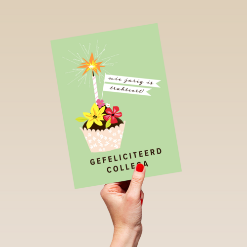 een taartje met kaars en bloemen voor een collega