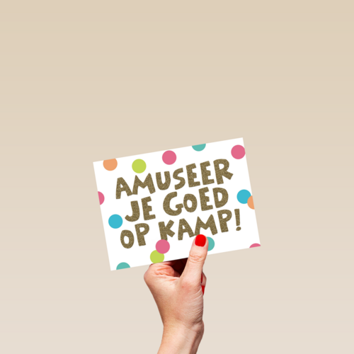 op kamp kaart met de tekst amuseer je goed op kamp