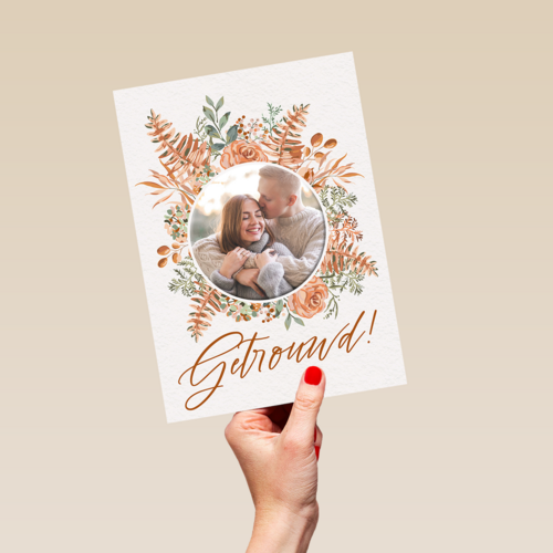 Pas getrouwd kaart foto met bloemenkrans