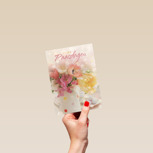 fijne paasdagen met bloemen in vaas paaseitjes