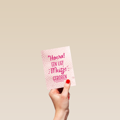 een grappig roze kaartje met de tekst hoera een lief meisje geboren