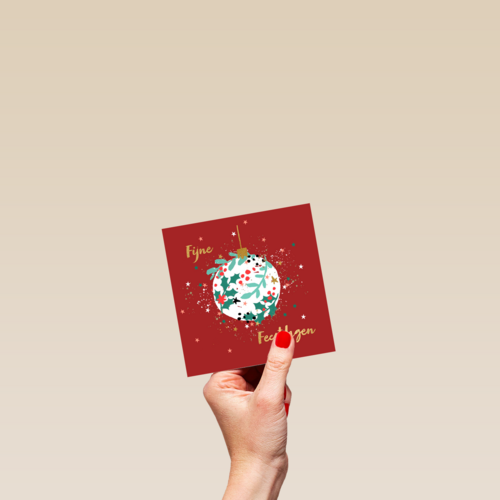 Rode kerstkaart met kerstbal