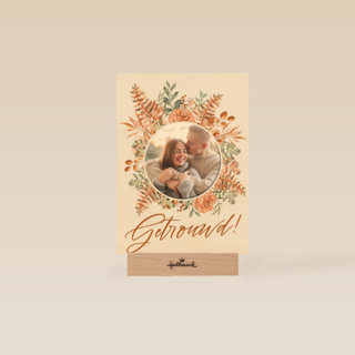 Pas getrouwd kaart foto met bloemenkrans