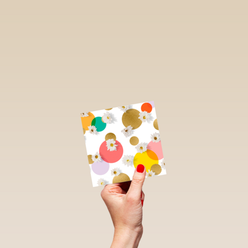Blanco kaart bloemen en confetti